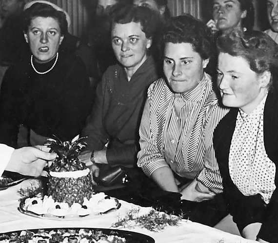 Richard Walters mit Sahnecreme gefüllte Ananas weckt Begehrlichkeiten.  Richard Walters mit Sahnecreme gefüllte Ananas weckt Begehrlichkeiten.