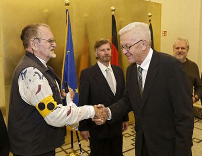 Zumindest die Geste war symbolträchtig: Wasserwerferopfer Dietrich Wagner (links) und Winfried Kretschmann. Foto: Joachim E. Röttgers