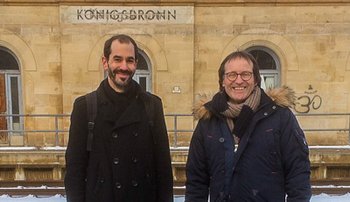 Gesprächspause auf dem Bahnhof: Arno Luik und Oliver Stenzel (links). Foto: Kontext