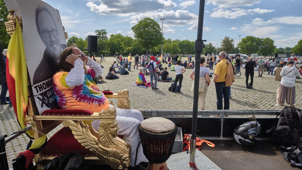 Deutschland, ein Land voller Propheten und Monarchen. Dieser hier inszeniert sich bei einer Corona-Demo 2020 in Stuttgart. Foto: Joachim E. Röttgers