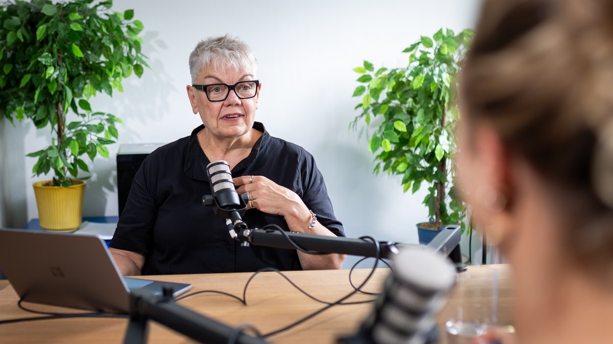 Johanna Henkel-Waidhofer und Linda Roth (rechts vorne) am Podcast-Mikro. Foto: Julian Rettig