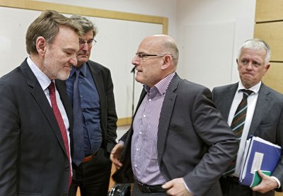 Die Lenkungskreiskontrahenten Volker Kefer (links), Winfried Hermann (Mitte) und Fritz Kuhn (rechts) am 22.11.2013.