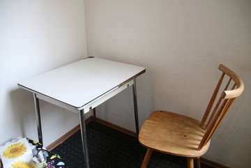 Möbliert vermietet, lässt das Mobiliar auf einen eher niedrigen Mietpreis schließen. 