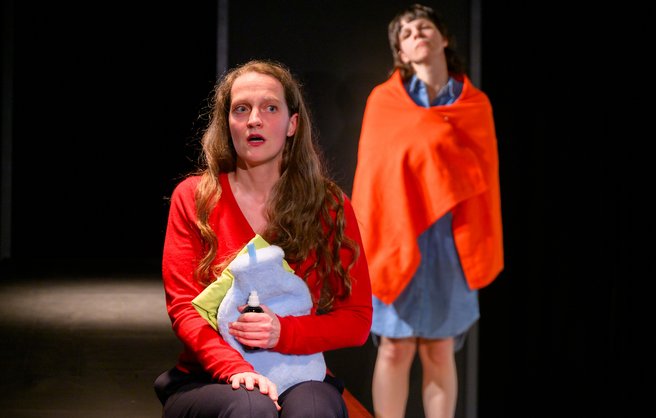 Wenn Rollenzuschreibungen krank machen: Sarah (Stephanie Biesolt, links) spricht mit Helenes Geist (Alessandra Bosch).