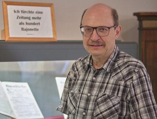 Nikolaus Back, Historiker und Stadtarchivar von Filderstadt. Im Hintergrund ein Zitat von Napoleon.