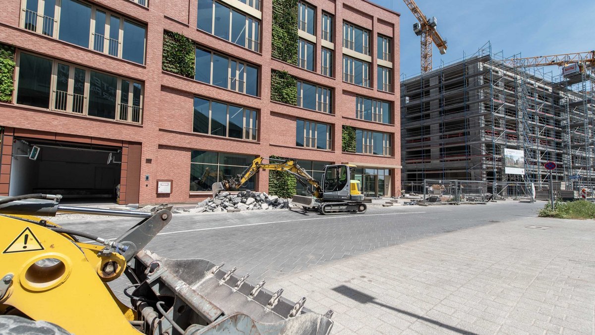 Fast fertig und noch so gut wie nichts vermietet: Bürokomplex am Stuttgarter Neckarpark. Foto: Jens Volle