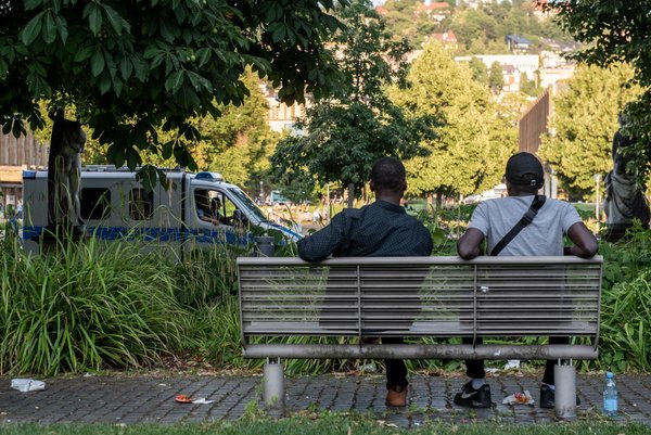 Das Schauspiel lässt sich am besten von einem Bänkchen aus betrachten.  