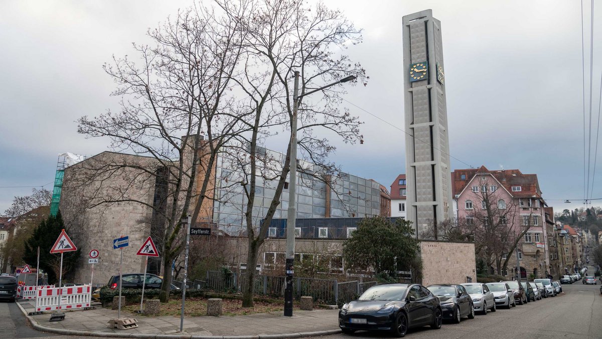 Oberhalb des Bismarckplatzes gelegen, umrahmt von Wohnhäusern aus der Gründerzeit.