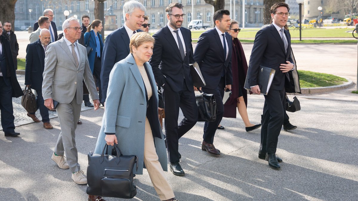 Nicole Razavi (vorne) weiß sich in CDU-Männerdomänen zu behaupten. Hier beim Gang zu den Sondierungsgesprächen im März. Foto: Julian Rettig