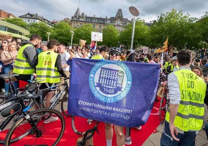 Flagge der zahnmedizinischen Fakultät Belgrad.