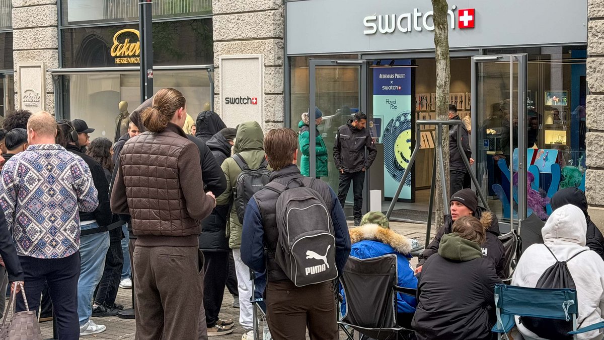Schlange vor dem Swatch-Laden in Stuttgart-Mitte: 400-Euro-Plastikuhr als Zeichen dafür, kein Loser zu sein. Foto: Harald Kirchner