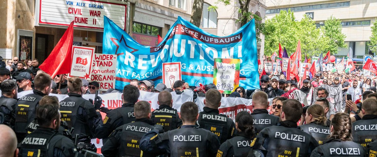 Bis hierhin ist alles unstrittig: Die Polizei stoppt den Demozug in der Stuttgarter Innenstadt wegen zu langer Seitentransparente.