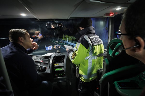 Gerade ist der Bus in Stuttgart losgefahren und wird schon kontrolliert.  Gerade ist der Bus in Stuttgart losgefahren und wird schon kontrolliert.