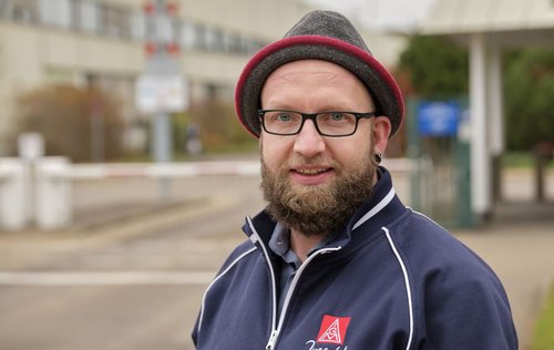 "Nur noch die Hälfte an Ausbildungsplätzen", klagt der IG Metaller Pascal Holz.