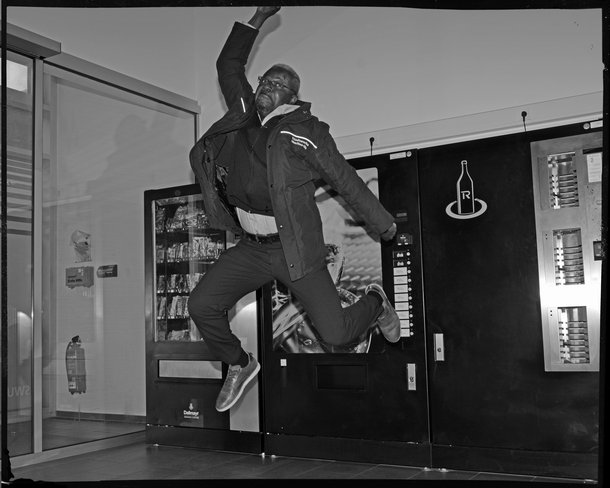 Er, ein Mitarbeiter der Stadtwerke, wollte springend abgelichtet werden.