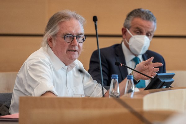 Stuttgarts grüner Baubürgermeister Peter Pätzold (links) und OB Frank Nopper am 28. Juni 2022 in der Sitzung des S-21-Ausschusses. Foto: Jens Volle