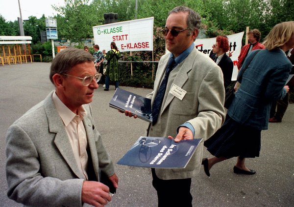 Jürgen Grässlin verteilte schon 1995 als kritischer Aktionär bei Daimler Informationen zu den Rüstungsgeschäften des Konzerns. Foto: Joachim E. Röttgers
