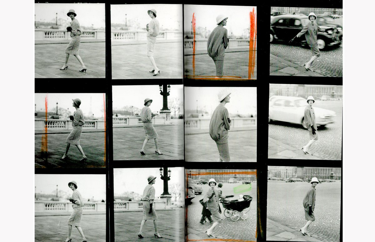 Fotoshooting am Place de la Concorde in Paris, 1958. Mehr Fotos gibt es mit Klick auf den Pfeil. 