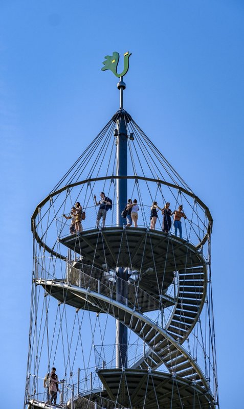 Der die IGA krönende Aussichtsturm auf dem Killesberg kam erst nachträglich durch private Spenden zustande. Der Hahn auf der Spitze symbolisiert das grüne U.