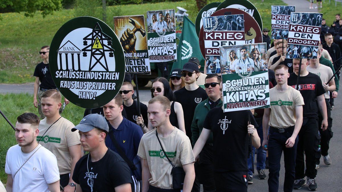 NR-Jugend bei einer Demo ihrer rechtsextremen Mutterpartei "Der Dritte Weg" am 1. Mai 2025 in Suhl, Thüringen. Foto: Pressefuchs Brandenburg