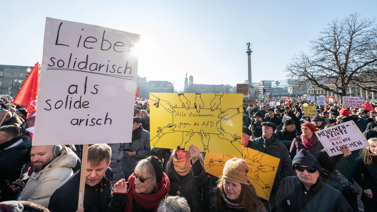 Geschätzt 50.000 Menschen strömten am vergangenen Samstag auf den Stuttgarter Schlossplatz. Foto: Jens Volle – mehr Fotos mit Klick auf den Pfeil Geschätzt 50.000 Menschen strömten am vergangenen Samstag auf den Stuttgarter Schlossplatz. Foto: Jens Volle – mehr Fotos mit Klick auf den Pfeil