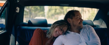 Julia (Nele Mueller-Stöfen, auch Co-Drehbuchautorin) mit Ehemann (Godehard Giese). Julia (Nele Mueller-Stöfen) mit Ehemann (Godehard Giese).