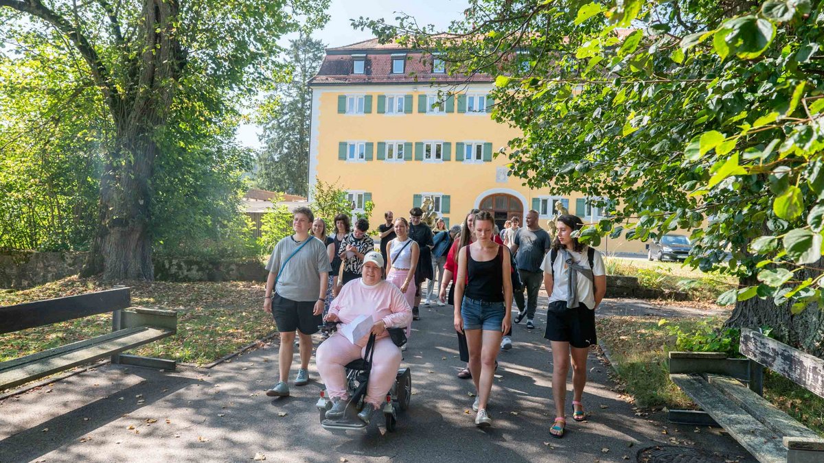 Vom Schloss geht es zum 2005 eröffneten Dokumentationszentrum.