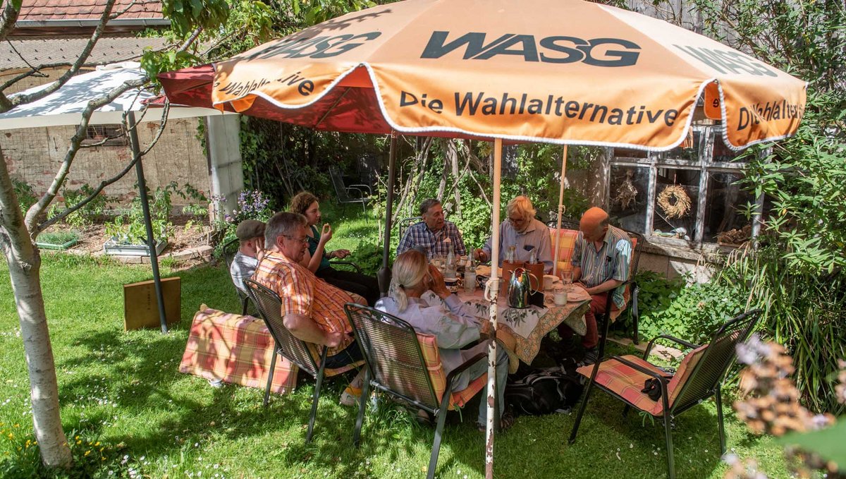 Der Kreisvorstand der Linken in Biberach tagt unter dem Schirm der westdeutschen Vorgängerpartei WASG. Fotos: Jens Volle