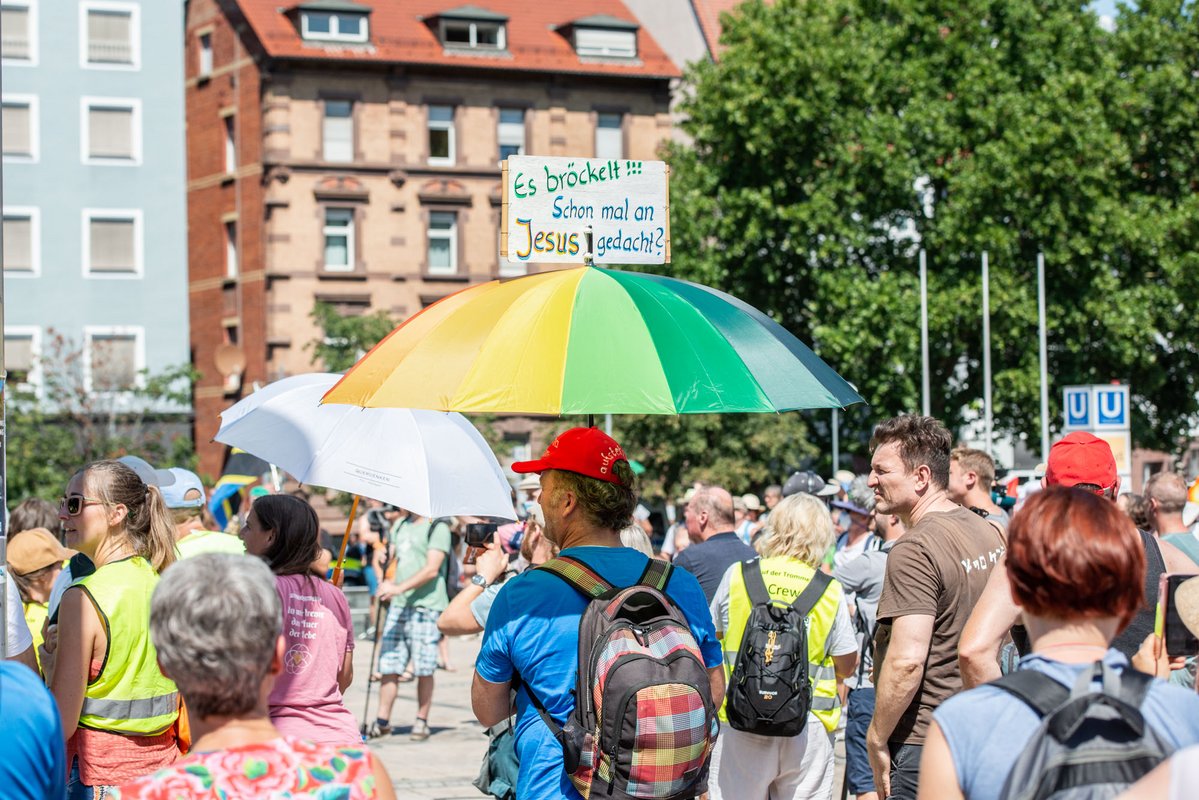 Buntes Publikum am vergangenen Samstag zur Querdenker-Demo in Stuttgart. Mehr Fotos bei Klick auf das Bild. Fotos: Jens Volle 