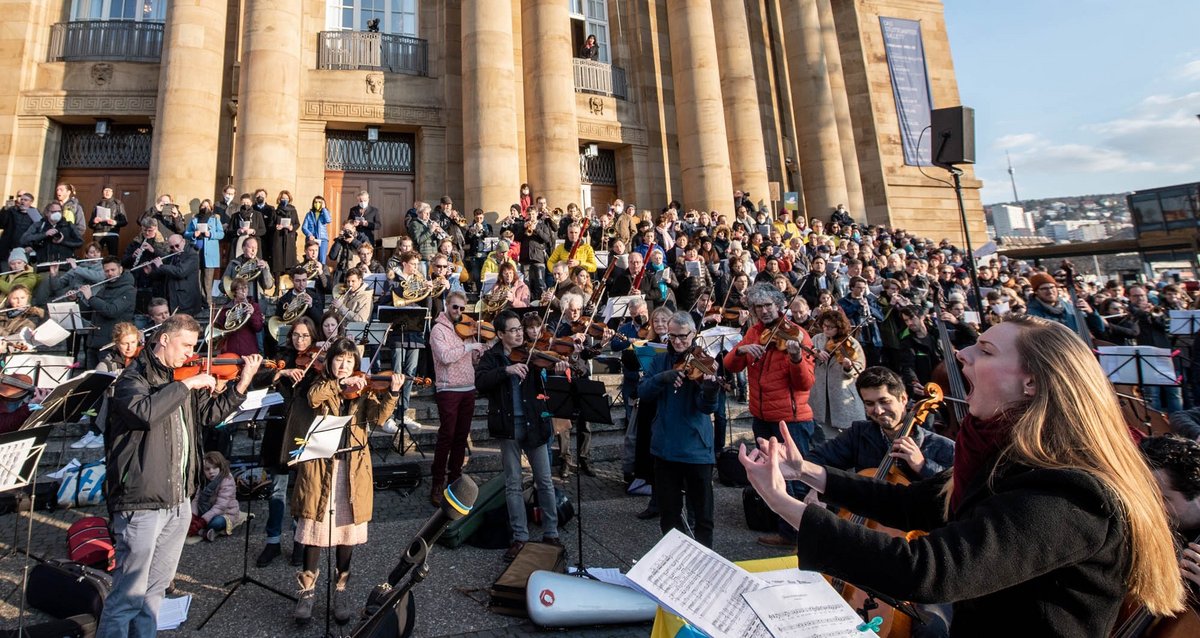 Musizieren für Frieden: Viktoriia Vitrenko am 5. März 2022 vor der Stuttgarter Oper. Foto: Jens Volle