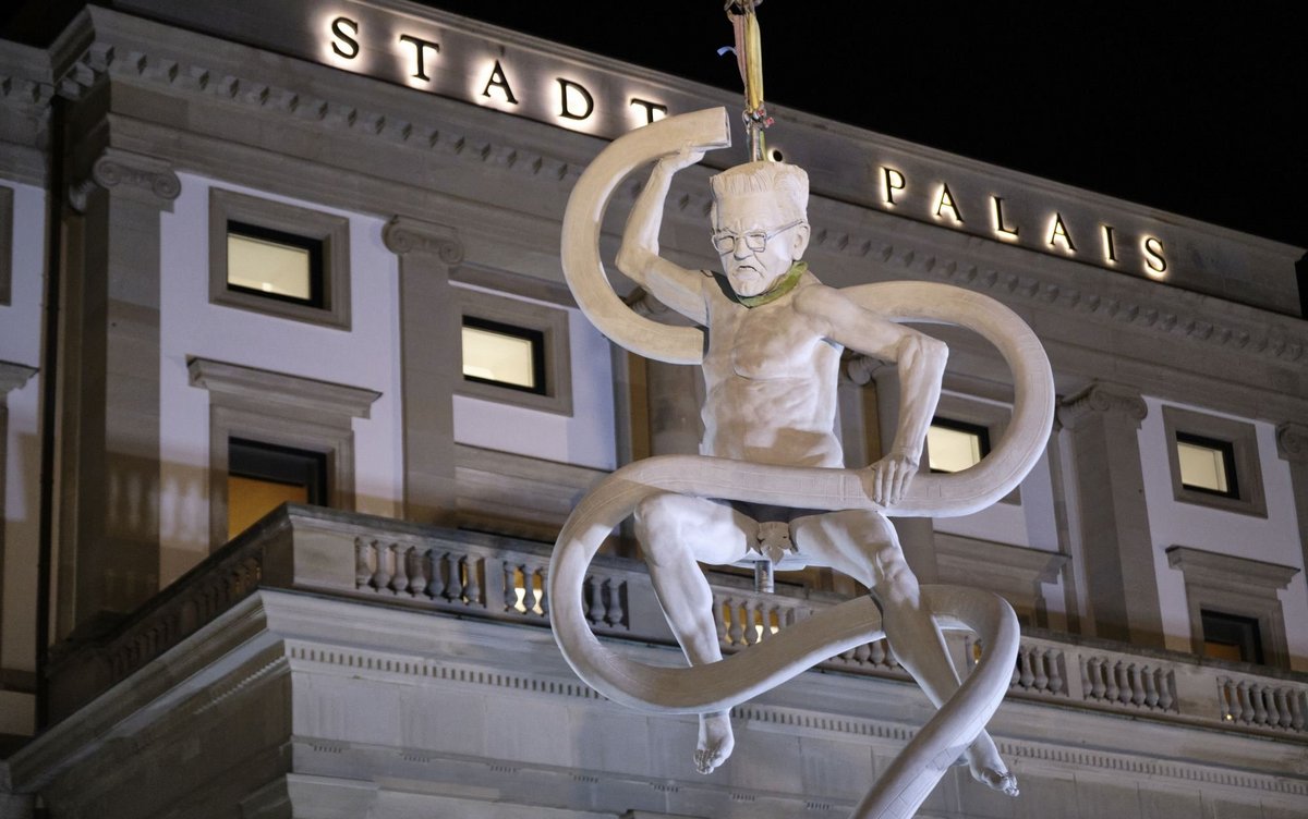 Applaus brandet auf, als der Laokoon vor dem Stadtpalais einschwebt.