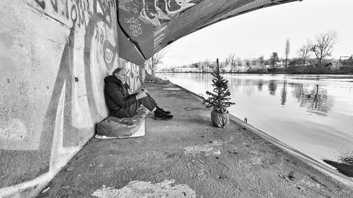 Das Bild zeigt Rentner Roger bei seinem Schlafplatz unter einer Brücke am Neckar. Foto: Manfred Neumann Das Bild zeigt Rentner Roger bei seinem Schlafplatz unter einer Brücke am Neckar. Foto: Manfred Neumann