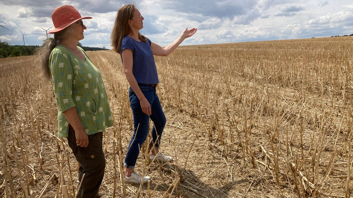 Christine Primbs (links) von der Bürgerinitiative "Für unsere Region" und Manuela Ott von der BUND-Ortsgruppe Creglingen besichtigen den Acker, der zum Industriegebiet versiegelt werden soll. Foto: Gunter Haug