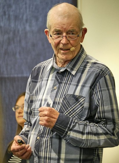 AnStifter Eberhard Frasch stellt die Graphic Novel im April 2022 in Stuttgart vor. Fotos: Joachim E. Röttgers