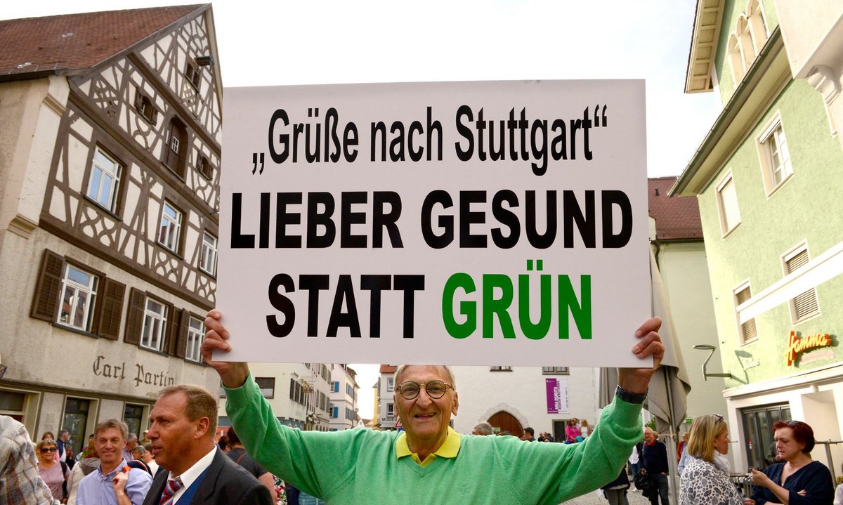 Klare Botschaft vor dem Rathaus Richtung Manfred Lucha. Foto: Brigitte Göppel/Stadt Bad Waldsee 