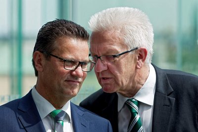 Bloß nicht mit radikalen Klimaschutz-Ideen auffallen: Ministerpräsident Winfried Kretschmann (Grüne) hinter Landwirtschaftsminister Peter Hauk (CDU).