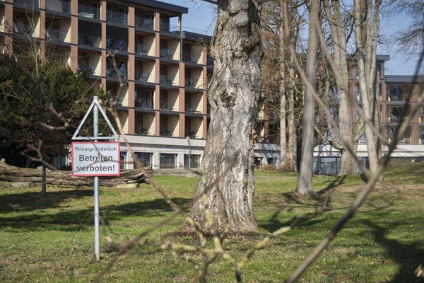 Keine Chance auf heiteres Promiraten im Park des Buff-Resorts. Keine Chance auf heiteres Promriaten im Park des Buff-Resorts.