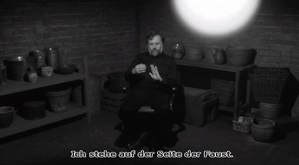 Der Mann hat eine klare Position.