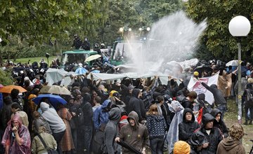 Wasserwerfer schießen auf Demonstranten. Fotos: Joachim E. Röttgers