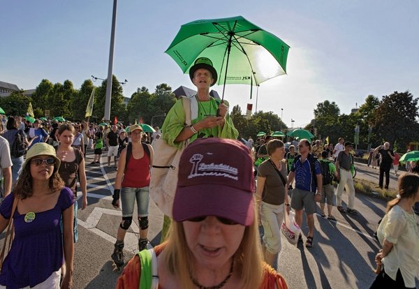 Demonstriert wird bei gleißender Sonne (hier am 19. Juli 2010) ...