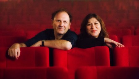 Der Filmemacher mit prominenter Unterstützung. Auch Schauspielerin Eva Mattes kommt in Wolfspergers Film vor. Foto: Katrin Zeidler