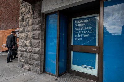 Die Reklame ist noch da: "Einkaufsvielfalt von früh bis spät an 365 Tagen im Jahr."  Die Reklame ist noch da: "Einkaufsvielfalt von früh bis spät an 365 Tagen im Jahr."