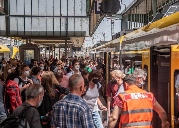 Überfüllt und oft unpünktlich: Bahnfahren kostet Zeit und Nerven. Foto: Jens Volle