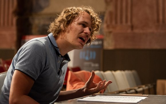 Philipp Falser weist den Theaterchor an. 