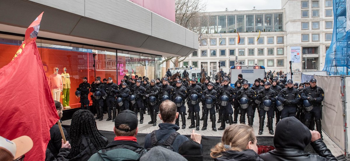 Die Polizei stoppt den Demo-Zug kurz vor dem Rathaus.
