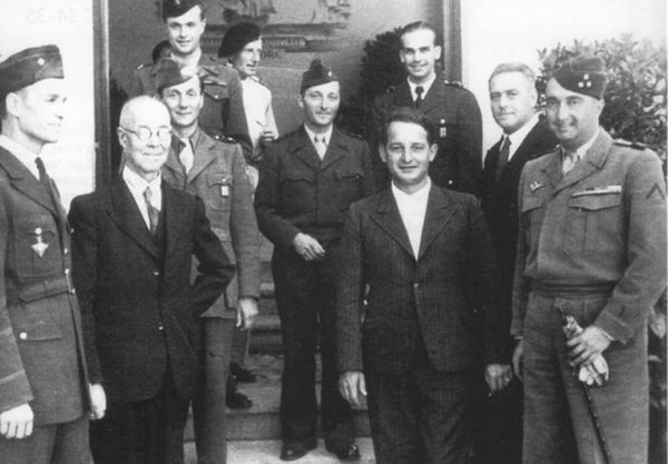 Eröffnung der Fähre im Jahr 1947 mit (vorne, v.l.) Gouverneur Jacques Coup de Fréjac, Josef Karlmann Brechenmacher, Präsident des Fähre-Kuratoriums, Landrat Karl Anton Maier, General Guillaume Widmer. Foto: Stadt Bad Saulgau