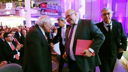 Drei der Granden: Schraubenkönig Reinhold Würth mit den (Ex-)Wirtschaftsministern Peter Altmaier und Walter Döring (v. l.). Foto: Hans Kumpf