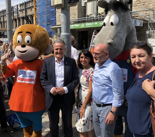 Sie feiern die weltweit erste Äffle-und-Pferdle-Ampel: Äffle, OB Frank Nopper, Landtagspräsidentin Muhterem Aras, Verkehrsminister Winfried Hermann, Pferdle, Baden-Württembergs Bürgerbeauftragte Beate Böhlen. Foto: Pferdle-und-Äffle-Club