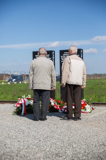Jan Tobias und Jan Kasperczyk am Jahrestag der Vertreibung aus Brzezinka 1941, vor dem Todestor von Birkenau. Jan Tobias und Jan Kasperczyk am Jahrestag der Vertreibung aus Brzezinka 1941, vor dem Todestor von Birkenau.