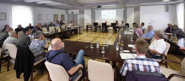 Absurdistan im Gemeinderat: Gehweg wird zum Wahlkampfauftakt. 